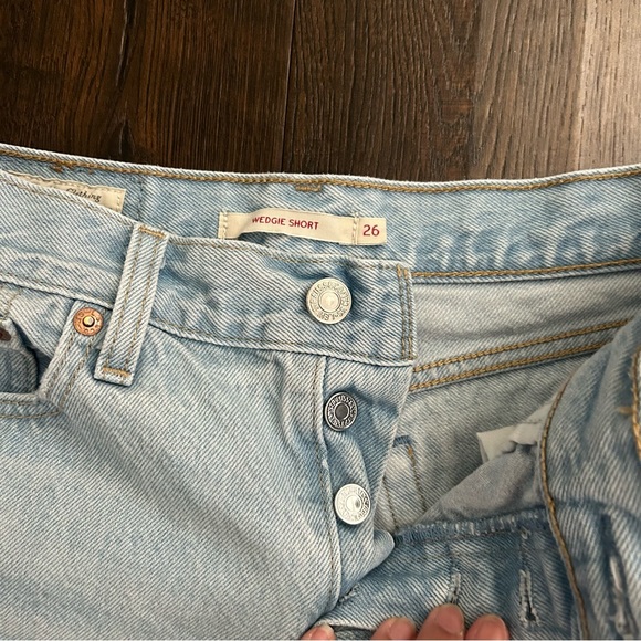 ⛔️SOLD⛔️Levi’s wedgie cutoff denim shorts size 26 - Picture 2 of 3